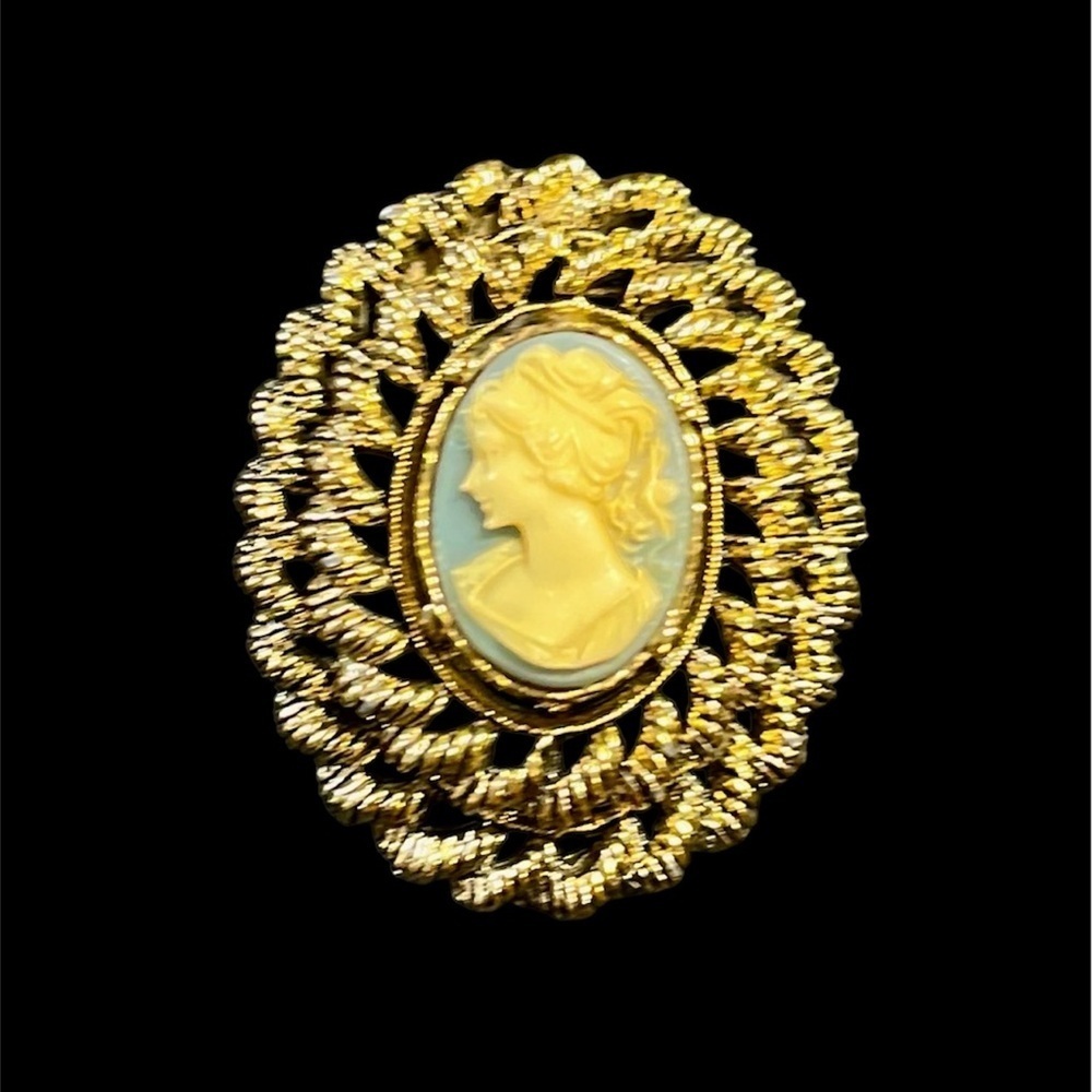 Vintage Gerry’s Cameo Brooch